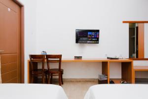 ein Zimmer mit einem Schreibtisch und zwei Stühlen in der Unterkunft Java Village Resort Yogyakarta in Yogyakarta