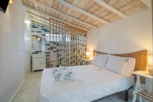 a bedroom with a large white bed in a room at Vilas Salero in Moncarapacho +132 photos