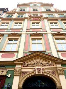un grand bâtiment avec une arche devant lui dans l'établissement Exclusive Old Town Apartment by Renters, à Wrocław