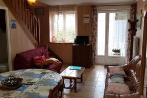 a living room with a table and a couch at Maisons agréables 13ms023 in La Fresnais