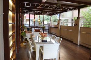 a dining room with a table and chairs at Akkoç Butik Otel in Seyhan