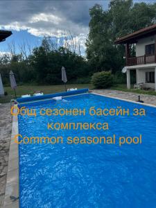 ein Schild für einen Swimmingpool vor einem Haus in der Unterkunft Villa Dreams in Golf Club Ibar in Dolna Banya