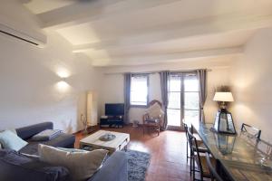 - un salon avec un canapé et une table dans l'établissement Joli mazet clim vue St Tropez, à Sainte-Maxime