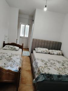 a bedroom with two beds and a window at BNB Alehandro in Radhimë