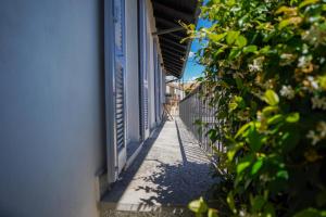 an alley with a building and a table on the side at La Corte 27 - A in Sesto Calende