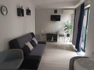 a living room with a couch and a tv at IGGY in Malinska