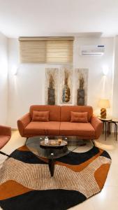 a living room with a couch and a table at Étoile in Pointe-Noire