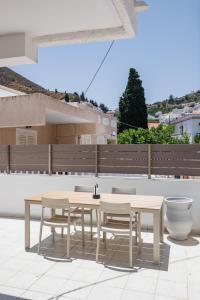 a table and chairs sitting on top of a roof at Villa Maria in Voládha