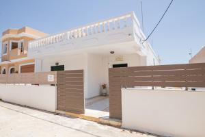 a house with a wooden fence in front of it at Villa Maria in Voládha +24 photos