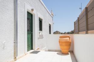 a large vase sitting on a wall next to a door at Villa Maria in Voládha