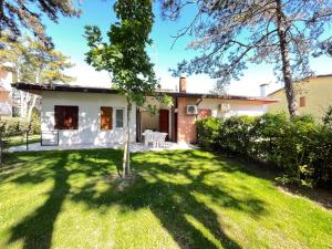 a view of the house from the garden at Villa Raffaella - Privat Garden in Bibione