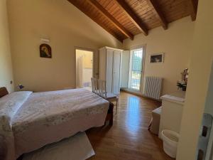 ein Schlafzimmer mit einem Bett und einem Holzboden in der Unterkunft B&B Magic in Dozza