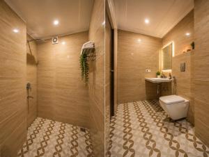 a bathroom with a shower and a toilet and a sink at Hotel Geet Deluxe Near Connaught Place and New Delhi Railway Station in New Delhi