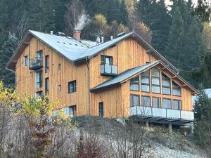 a wooden house on top of a hill at Harrachovský Chalet Gryf u sjezdovky in Ryžoviště
