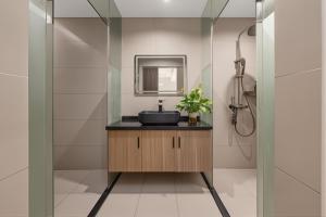 a bathroom with a sink and a mirror at Mountain Luxury Courtyard Hotel-Zhangjiajie Wulingyuan National Forest Park-Laundry Service,coffee&Chinese Tea--Free airportpick-up or drop-off for Reserve of 4nights or more in Zhangjiajie +63 photos
