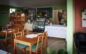 ein Esszimmer mit einem Holztisch und Stühlen in der Unterkunft Stöð-INN in Stöðvarfjörður