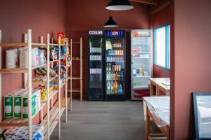 ein Lebensmittelgeschäft mit einem Getränkeautomaten und einem Kühlschrank in der Unterkunft Stöð-INN in Stöðvarfjörður