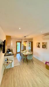 a kitchen and living room with a table and chairs at Refúgio do Espigueiro in Amarante