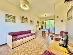 a living room with a couch and a table at Villetta Mascagni in Lido Adriano