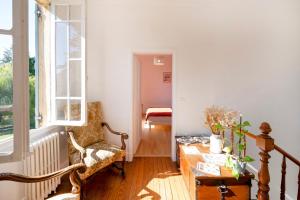 a living room with a table and a chair at La Pausa Verda in Montréal +23 photos