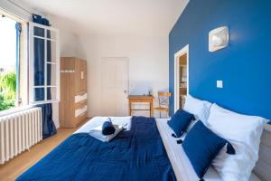 a blue bedroom with a large bed with blue walls at La Pausa Verda in Montréal