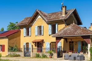 a yellow house with a brown roof at La Pausa Verda in Montréal