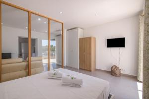 a bedroom with a bed with two towels on it at Vilas Salero in Moncarapacho