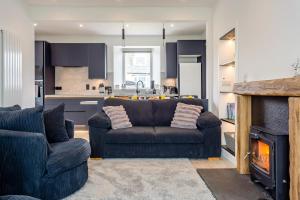 a living room with two couches and a kitchen at 2 Bed in Thurso oc-n41742 in Thurso