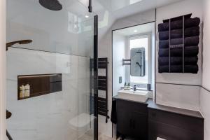 a white bathroom with a sink and a mirror at 2 Bed in Thurso oc-n41742 in Thurso +20 photos