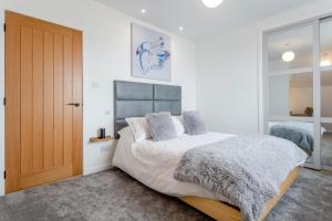 a bedroom with a bed and a wooden door at 2 Bed in Thurso oc-n41742 in Thurso