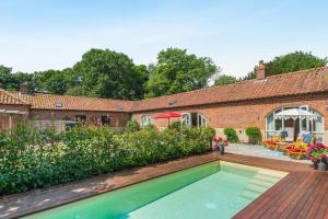 a house with a swimming pool in the yard at 2 Bed in Great Witchingham oc-p45227 in Reepham