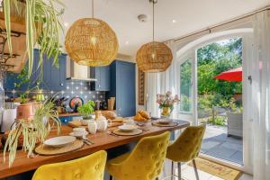 a dining room with a table and chairs at 2 Bed in Great Witchingham oc-p45227 in Reepham