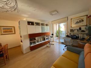 a living room with a couch and a desk at B&B Imagine in Bari