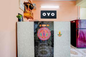 a wall with a qo sign on it at Hotel O Vira Palace in Mumbai