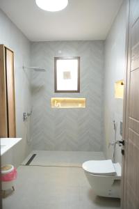 a bathroom with a toilet and a sink at Al Miqyal Resort - استراحة المقيال - الساد in Al Ain
