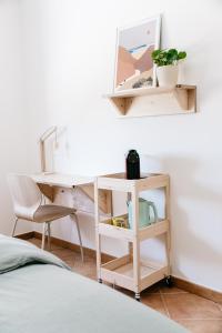 a bedroom with a desk and a chair next to a bed at Alto Ferrel Guesthouse in Ferrel