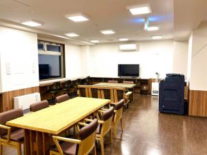 a classroom with tables and chairs and a tv at Hakodatekan - Vacation STAY 07899v in Hakodate
