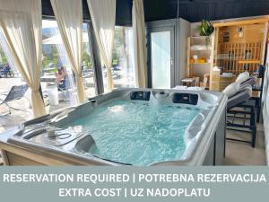 a jacuzzi tub in the middle of a room at 16 Lakes Hotel in Grabovac