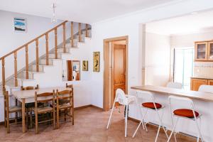 a kitchen and dining room with a table and chairs at Alto Ferrel Guesthouse in Ferrel