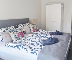 a large bed with shoes on top of it at Apartment Sonnendeck in Ulstrupfeld