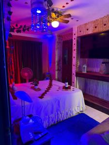 a room with a table with a purple lighting at Valle Encantado in Pantoja