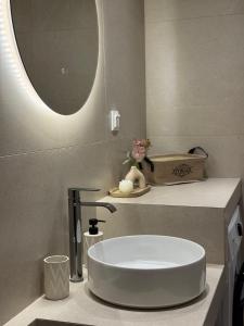 a bathroom with a sink and a mirror at Kiato City Stay in Kiaton +5 photos