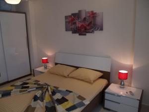 アブサルアにあるOrion Resort Elif 17の小さなベッドルーム(ベッド2台、ランプ2つ付)