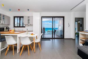 a kitchen and dining room with a view of the ocean at Villa Belo in Kastrí