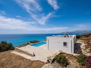a white house with a view of the ocean at Villa Belo in Kastrí
