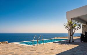 a swimming pool with a view of the ocean at Villa Belo in Kastrí