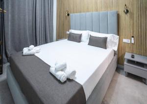 a bedroom with a large bed with towels on it at Casa NOBIL in Alicante