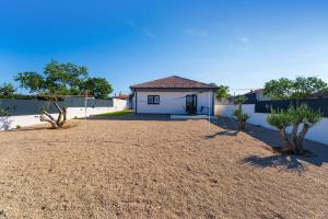 a house with a gravel driveway in front of a house at Kuća za odmor Leona in Dušić