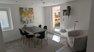 a living room with a table and chairs and a couch at Ferienhaus am Main in Veitshöchheim