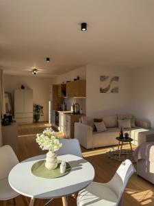 a living room with a white table and chairs at Spim na Rabí in Raby
